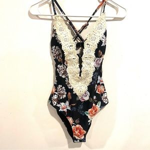 🔥🔥 CupShe One Piece Swimsuit 🩱